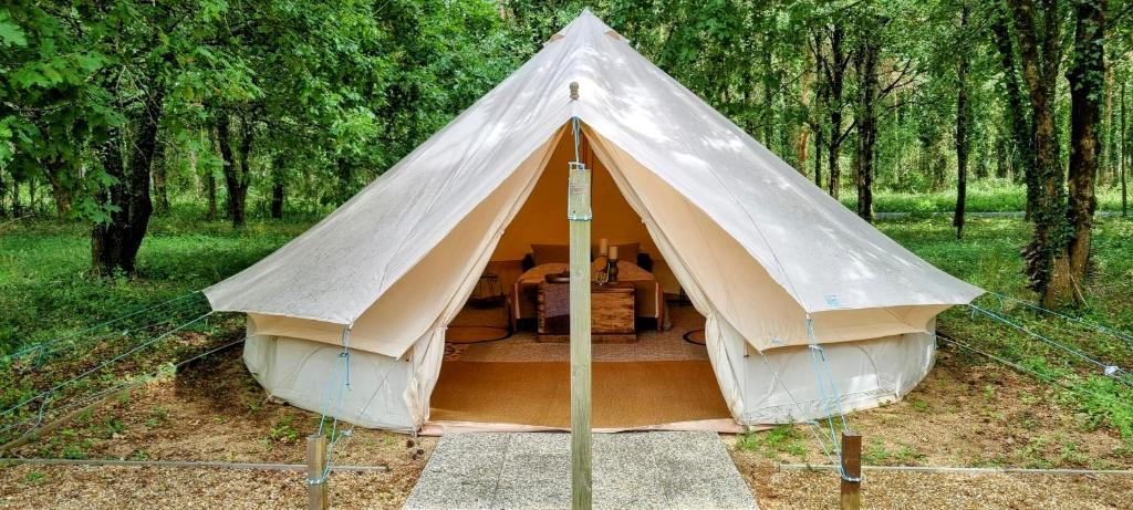 Mouliherne的住宿－Luxury Bell Tent at Camping La Fortinerie，森林中间的帐篷