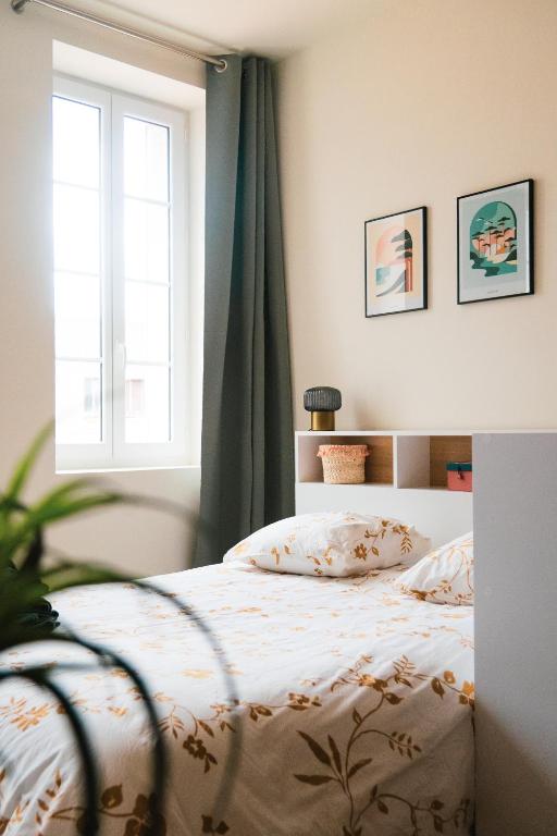 une chambre avec un lit et une fenêtre dans l'établissement Bloom living - T1 standing - Hyper centre, à Toulouse