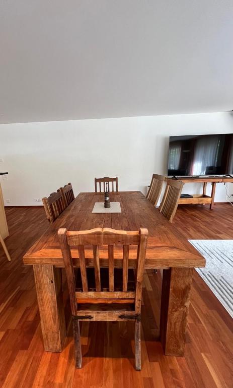TV a/nebo společenská místnost v ubytování Gorgeous Apartment In The Heart Of Zweisimmen