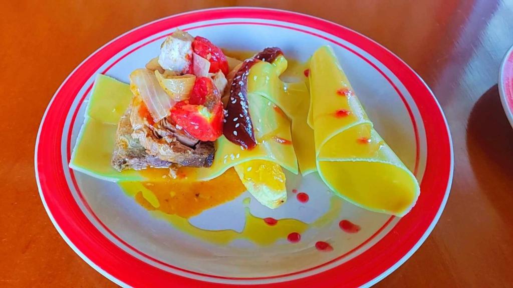 un plato de comida con fruta en una mesa en Splanada poilon en Assomada