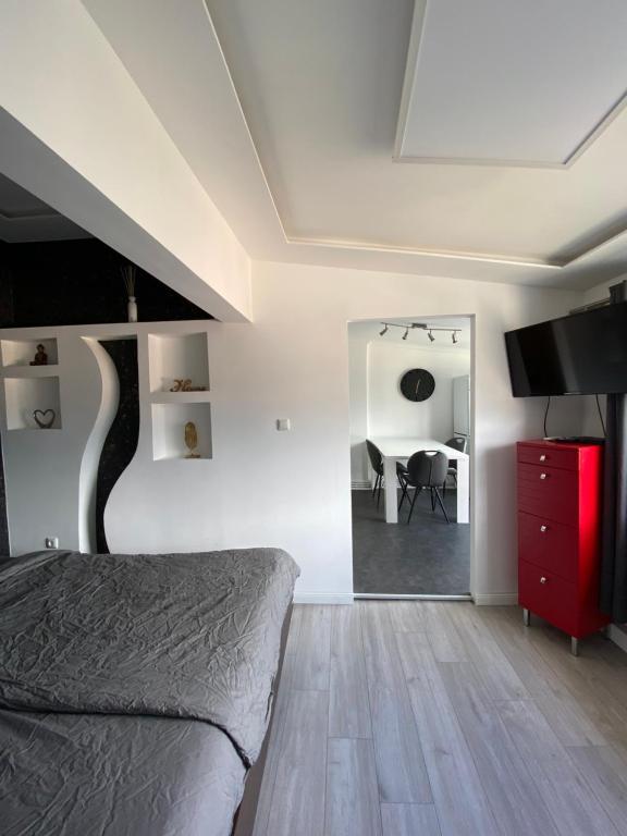 Schlafzimmer mit einem Bett und einer roten Kommode in der Unterkunft Walle Retreat Zentral&Gemütlich in Bremen