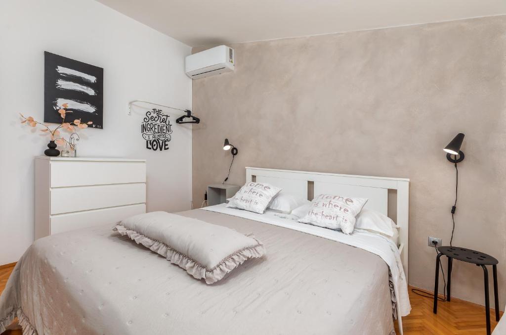 Apartment Tesic close to the sea with shared 4xbicycles