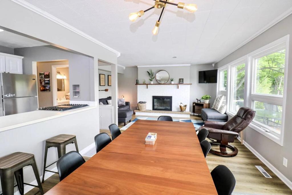 Bryan Lake Waterside Retreat, Lake Ann (updated prices 2026)