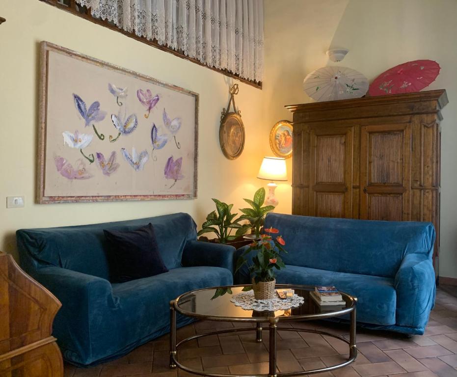 - un salon avec un canapé bleu et une table dans l'établissement Appartamento nel centro storico., à Rome