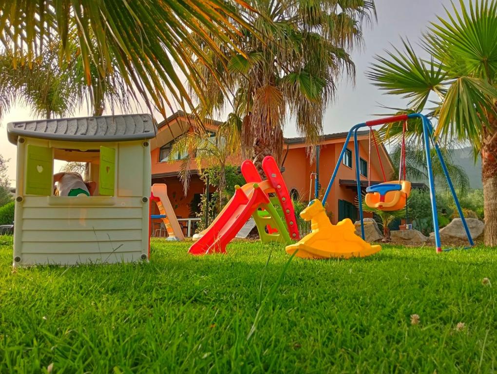 un parque infantil con parque infantil y tobogán en B&B Villa Molinari, en Campagna