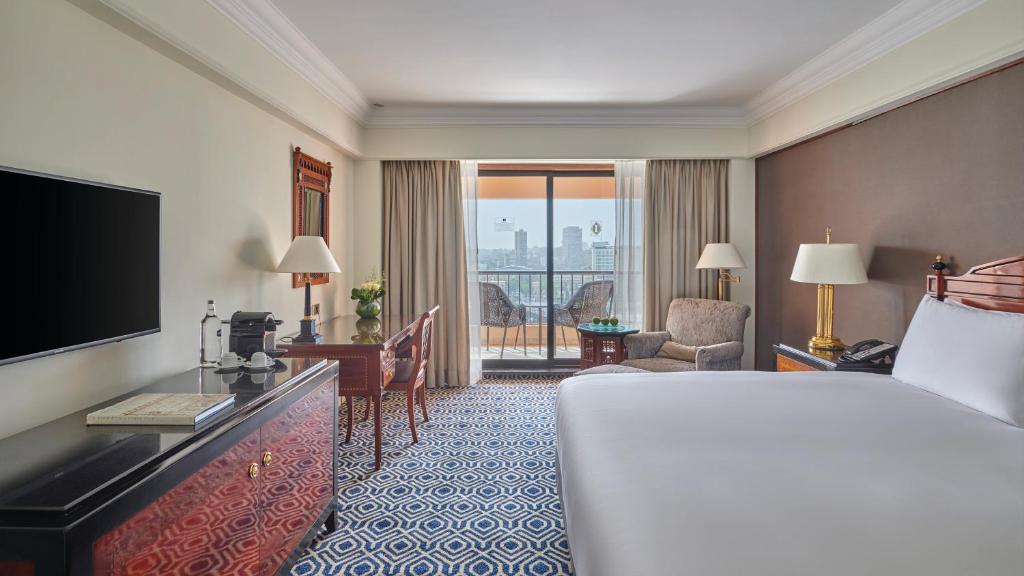 TV a/nebo společenská místnost v ubytování InterContinental Cairo Semiramis by IHG