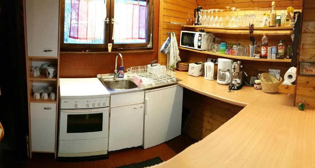 Kuchyň nebo kuchyňský kout v ubytování Haus Tsavo