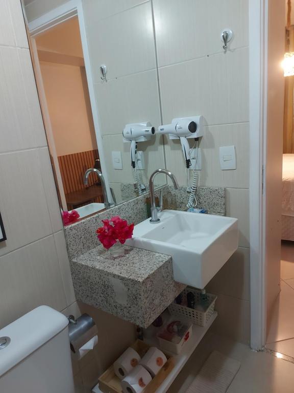 uma casa de banho com um lavatório e um espelho em LANDSCAPE SOLAR - Beira Mar de Fortaleza em Fortaleza