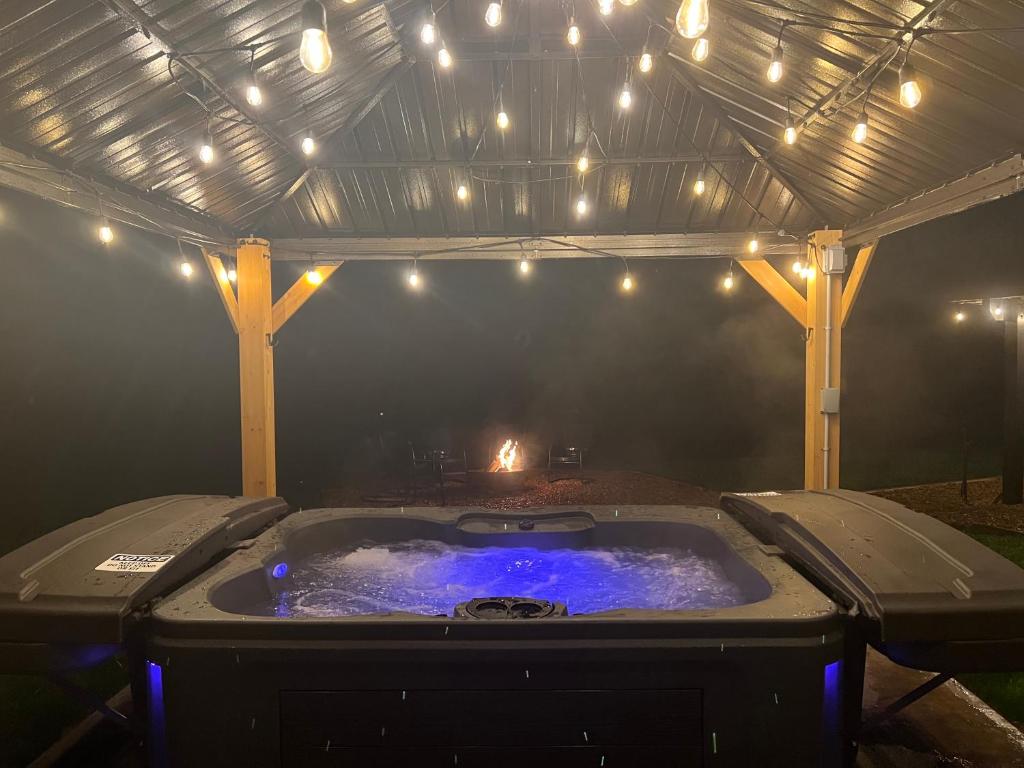 een jacuzzi op een terras met verlichting bij Cheval Circle Retreat Hot Tub, Fire Pits, Views in Afton