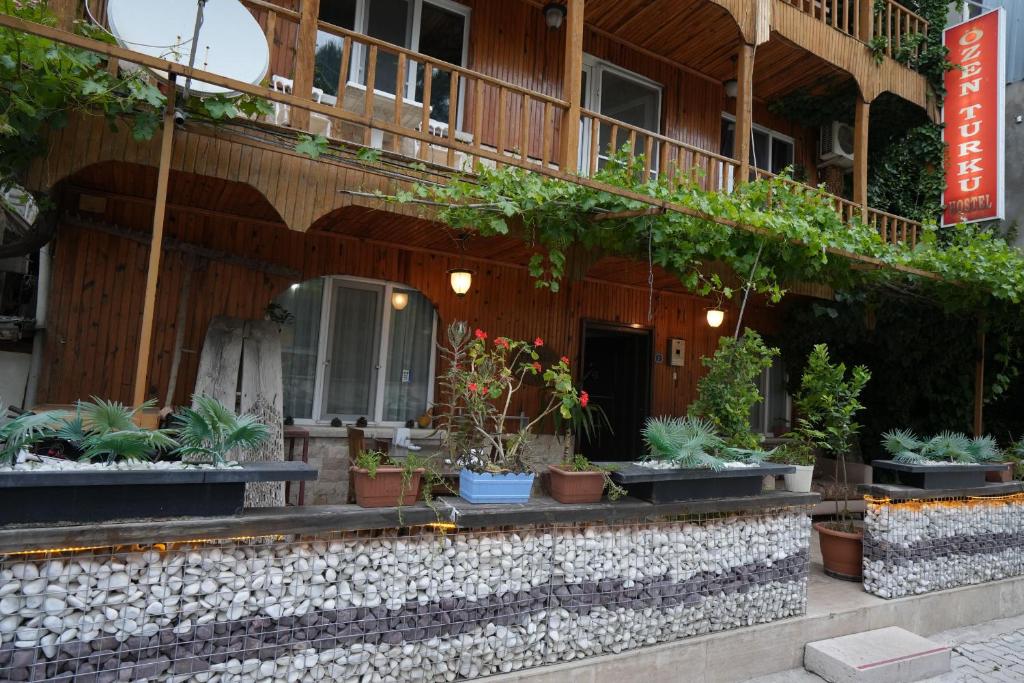 un bâtiment avec des plantes en pot devant lui dans l'établissement OzenTurku Hotel, à Pamukkale