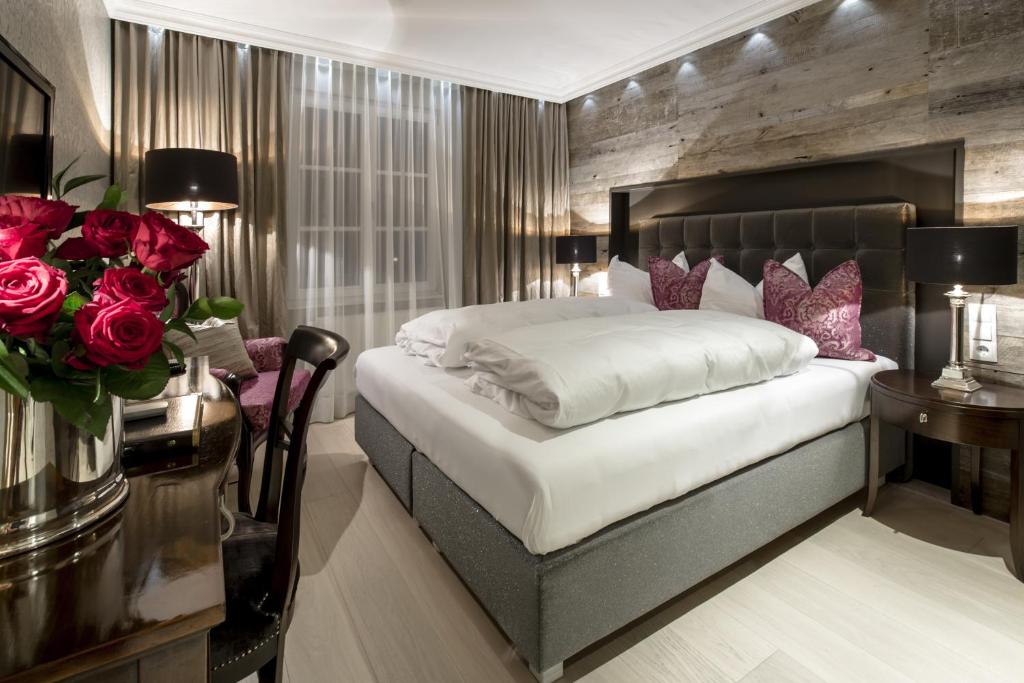 Postel nebo postele na pokoji v ubytování Gutwinski Hotel