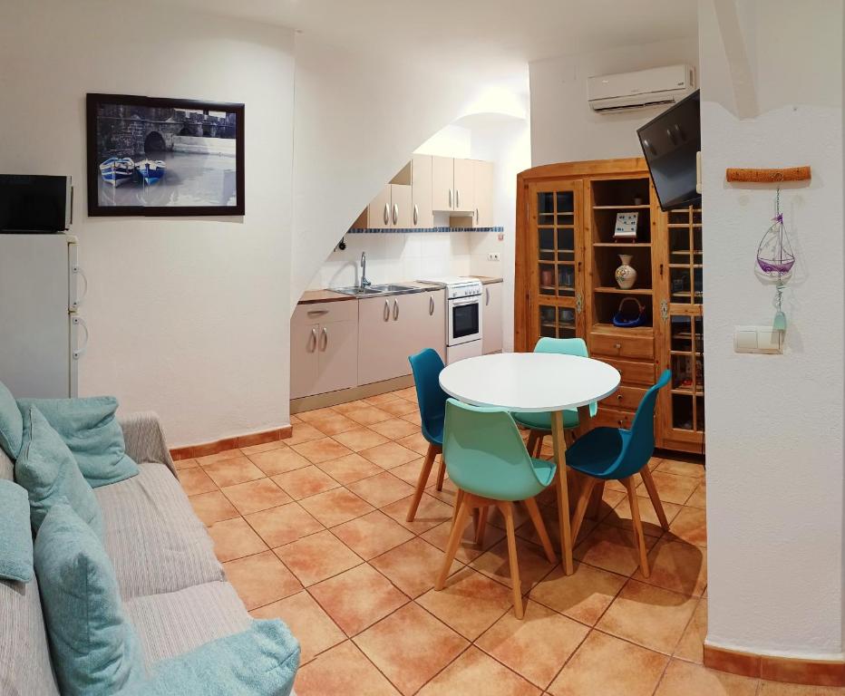 Kuchyňa alebo kuchynka v ubytovaní Can Trafalgar - Casita en pueblo marinero