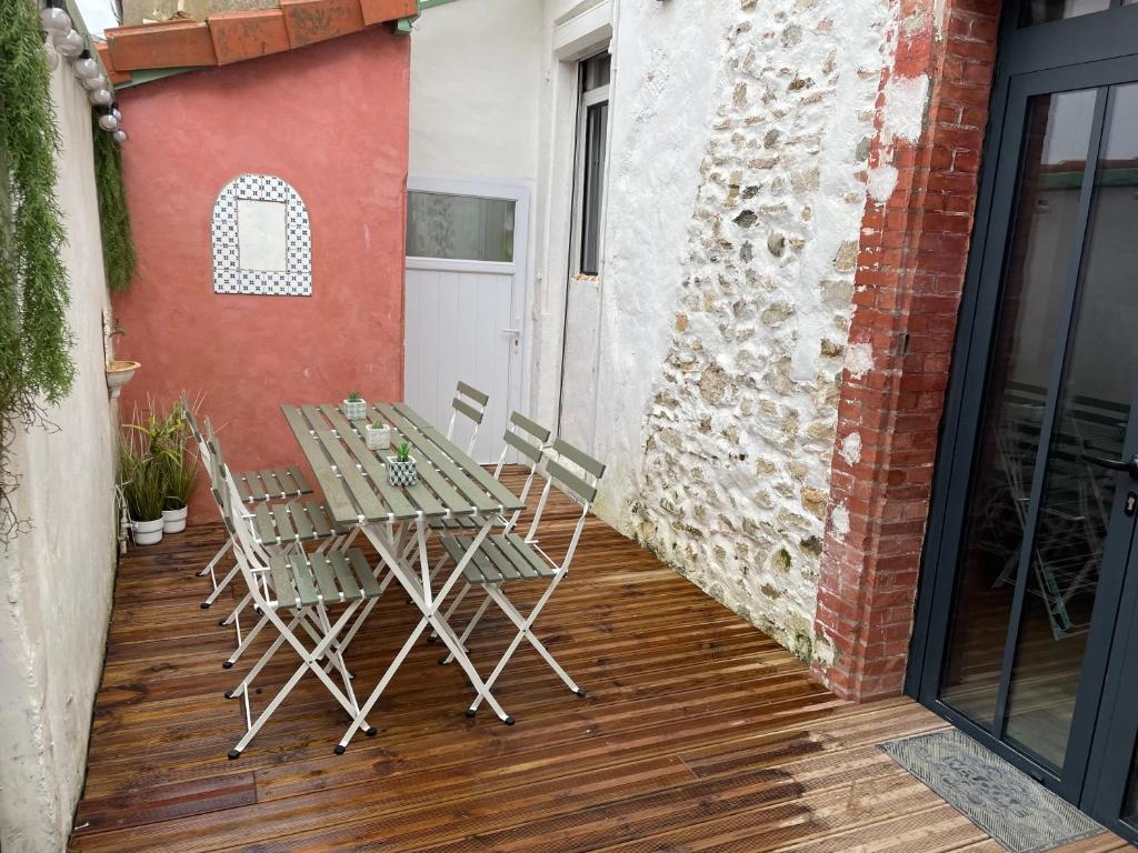 a group of chairs and tables on a patio at Maison Capbreton à 4 min des plages in Capbreton