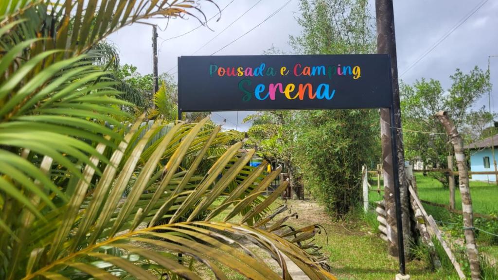 una señal para un jardín con una palmera en Pousada Serena Superagui en Superagui