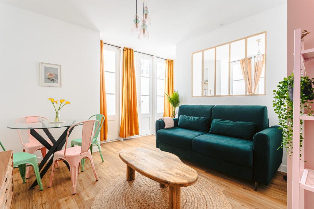 un salon avec un canapé et une table dans l'établissement Le pimpé Rochelais, à La Rochelle