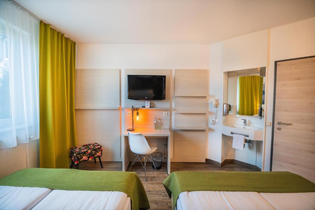 Postel nebo postele na pokoji v ubytování LifeHotel Vienna Airport