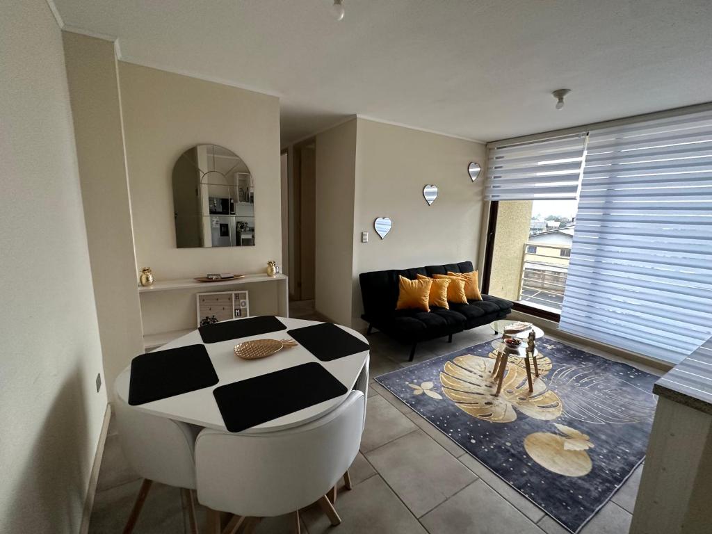 sala de estar con mesa y sofá en Alojamiento en linares, en Linares