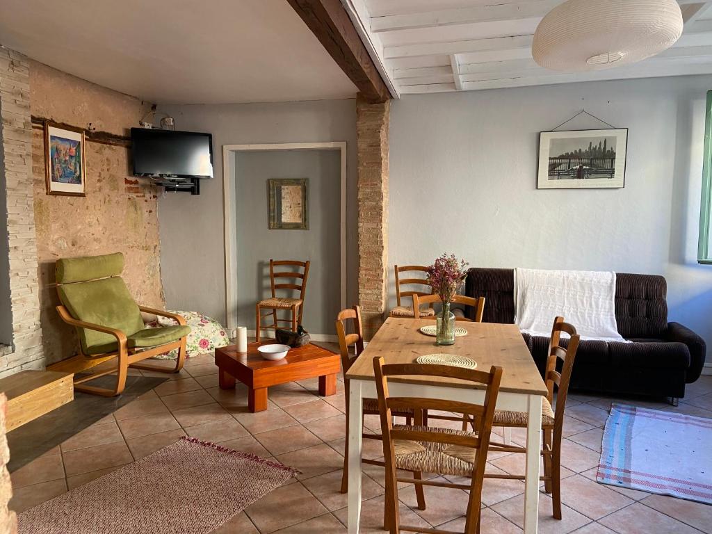 un salon avec une table et un canapé dans l'établissement Appartement 3 pièces RDC plein centre ville, à Marciac