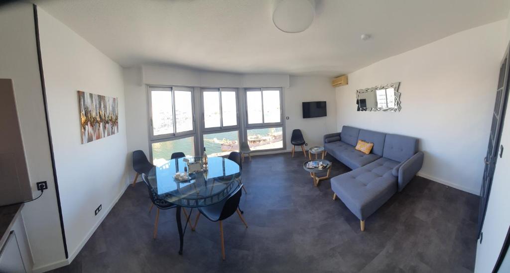 un salon avec un canapé et une table dans l'établissement 7 Quai Des Rêves 3 étoiles !, à Sète