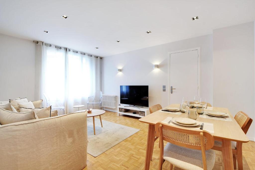 un salon avec une table à manger et une télévision dans l'établissement PARC DES EXPOSITIONS Beautiful apartment 4 peoples, à Paris