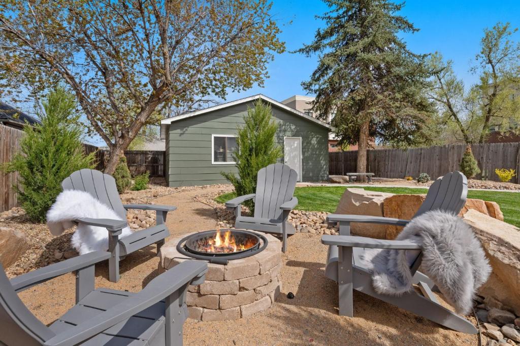 Spirit of the Rockies Private Backyard & Hot Tub, Fort Collins