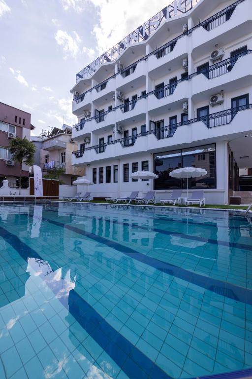 Bazén v ubytování Three Points Hotel nebo v jeho okolí