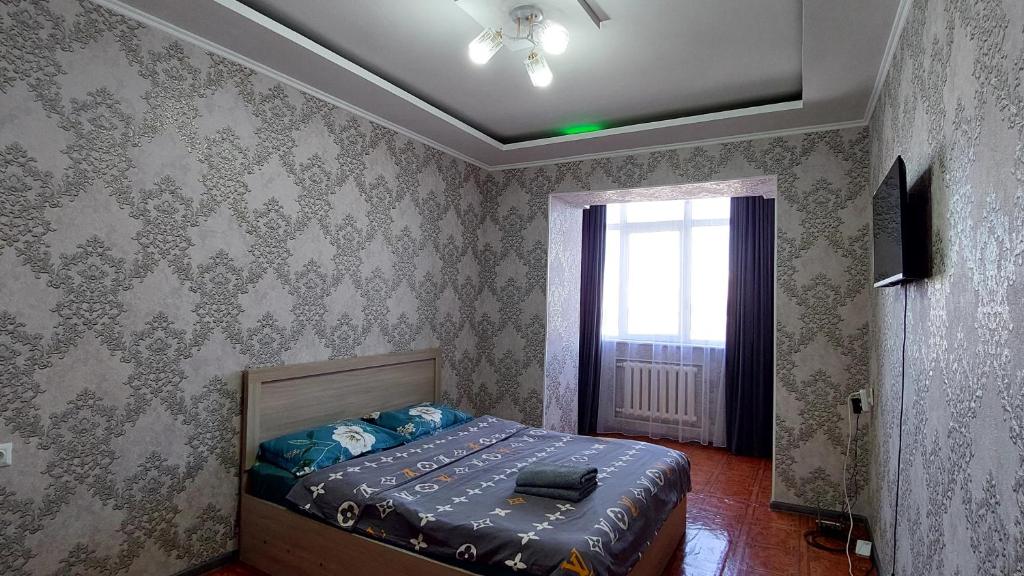 1 bedroom apartment on 77 Toktogula street tesisinde bir odada yatak veya yataklar
