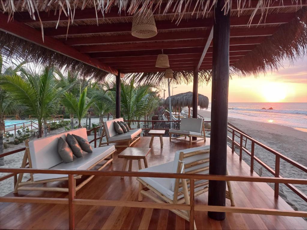カノアス・デ・プンタ・サルにあるEl Samay Hotel Boutiqueのビーチの椅子とテーブル付きのリゾート
