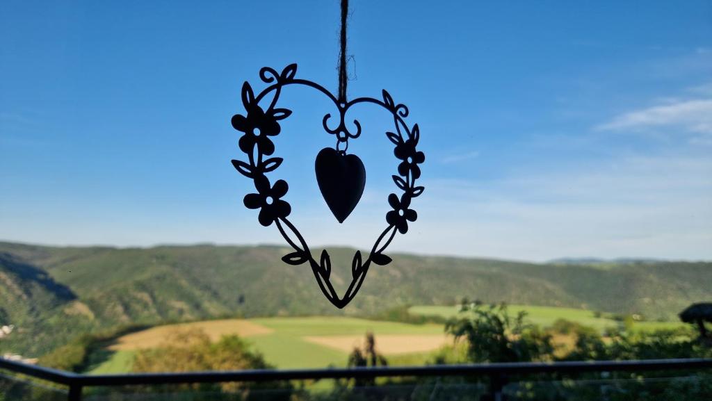 a heart hanging on a fence with a view of a golf course at Ferienwohnung Pfalzblick in Bacharach