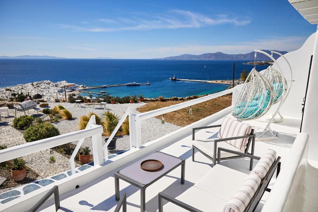 a balcony with chairs and a view of the ocean at Sand Lily Villa Mykonos in Mýkonos City