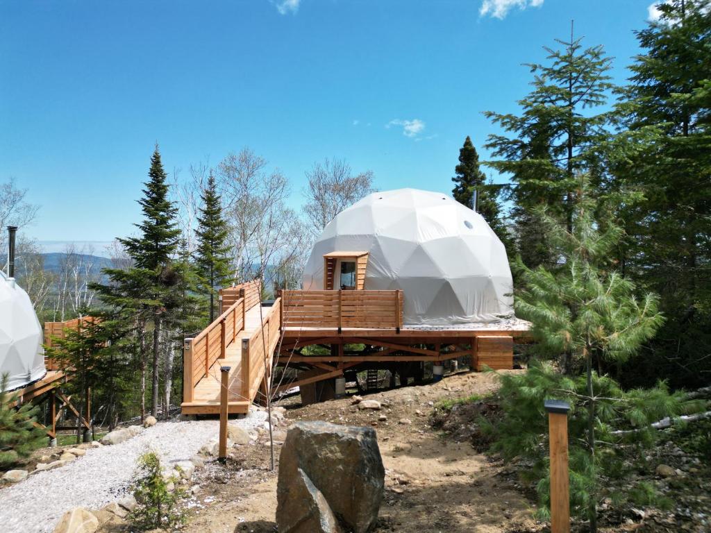 una casa iglú en el bosque en una colina en Nørdika Charlevoix en Baie-Saint-Paul