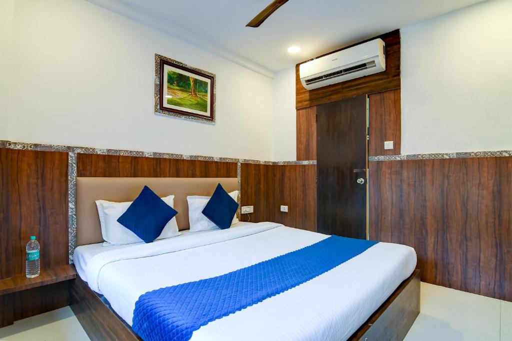 Postel nebo postele na pokoji v ubytování Hotel Q Inn
