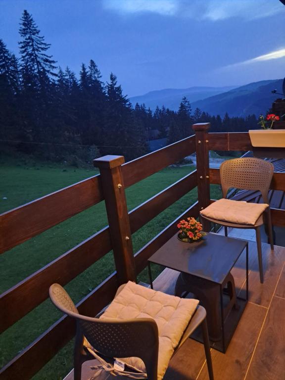 una terraza con 2 sillas y una mesa con vistas en Vlasicka avantura Eko Fis 509, en Vlašić