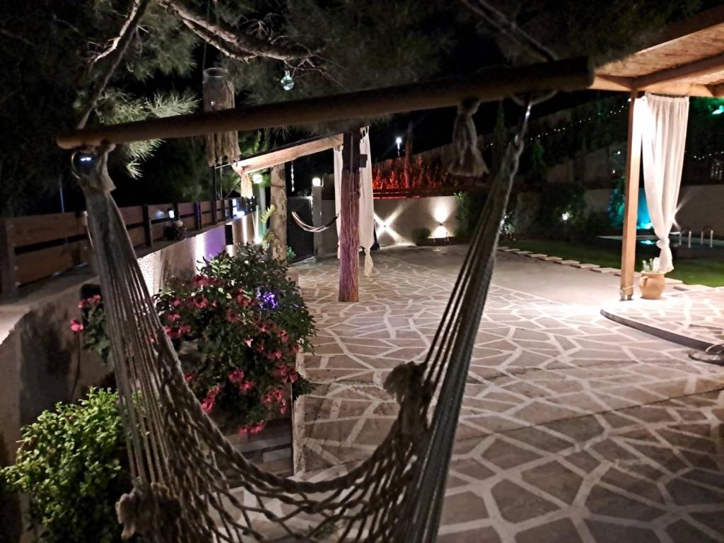 Zahrada ubytování Ideal House with Private Pool & Parking