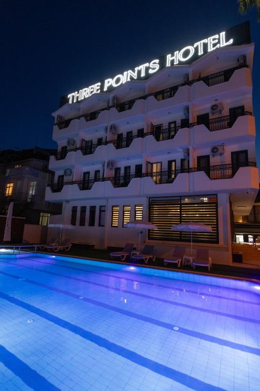 Bazén v ubytování Three Points Hotel nebo v jeho okolí