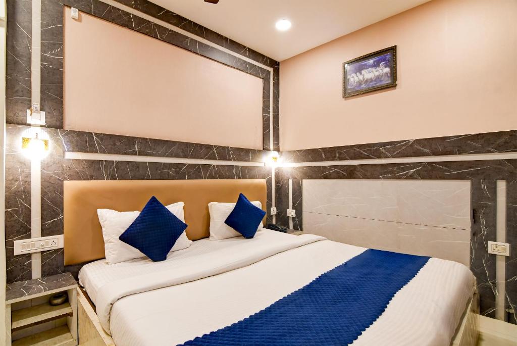 Postel nebo postele na pokoji v ubytování Hotel Q Inn