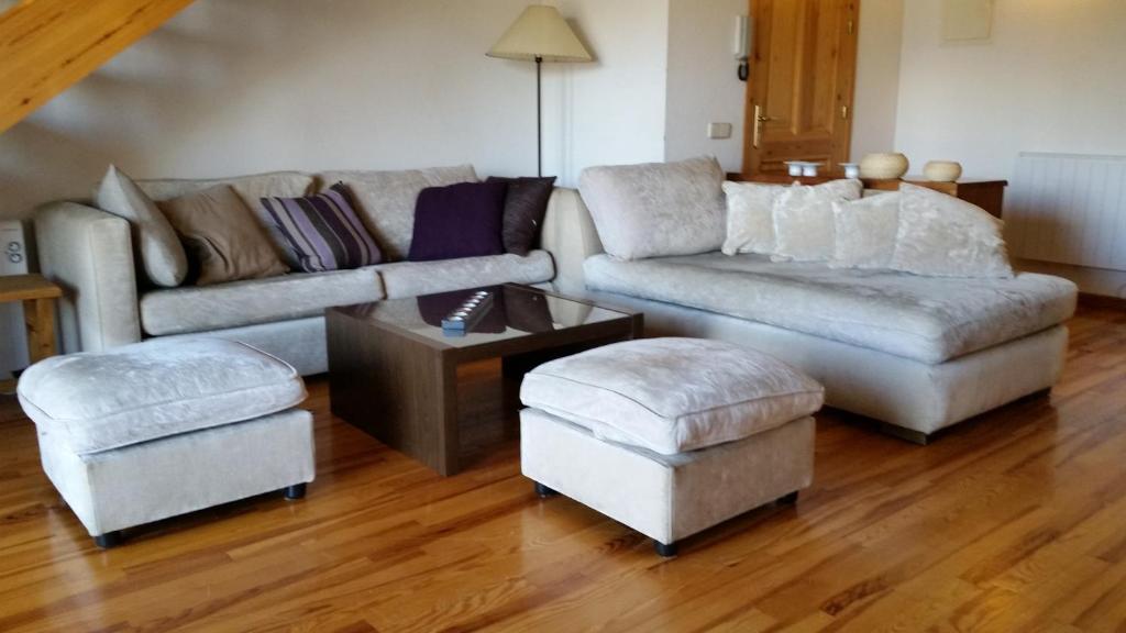 sala de estar con sofá, 2 sillas y mesa en Apartment Bolvir Fantásticas Vistas, en Bolvir