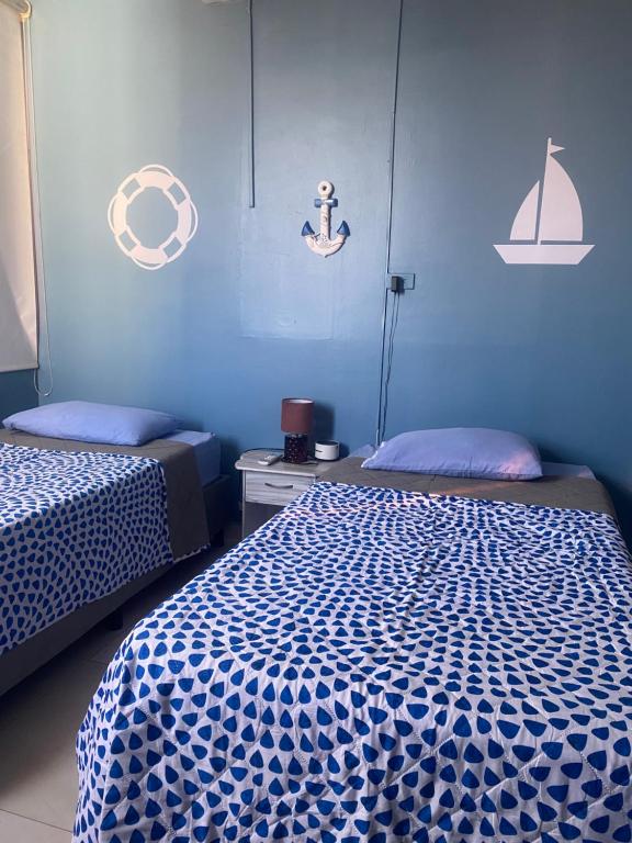 um quarto com 2 camas e uma parede azul em Apartamento en Cartagena em Cartagena das Índias