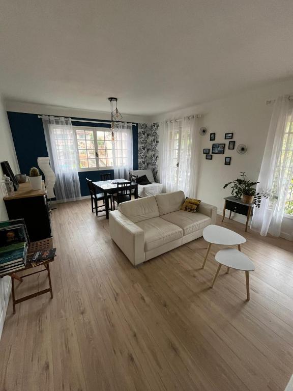 un salon avec un canapé et une table dans l'établissement chez steph, à La Trinité