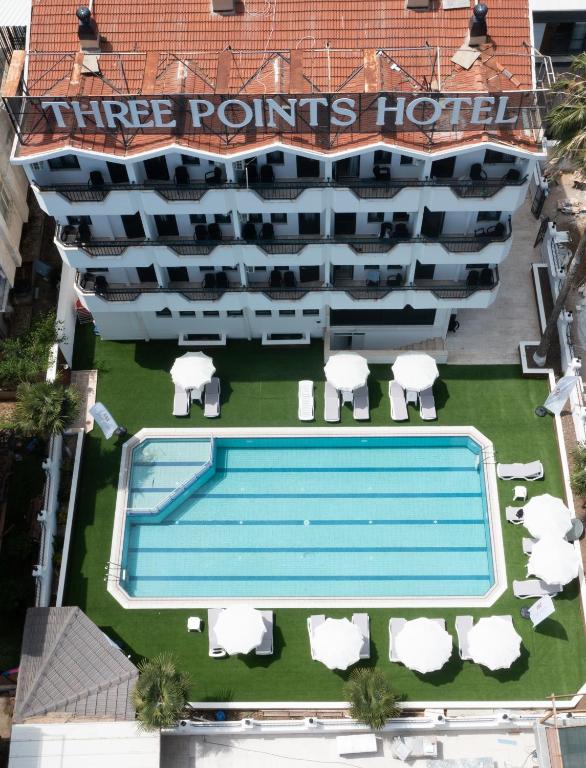 Bazén v ubytování Three Points Hotel nebo v jeho okolí