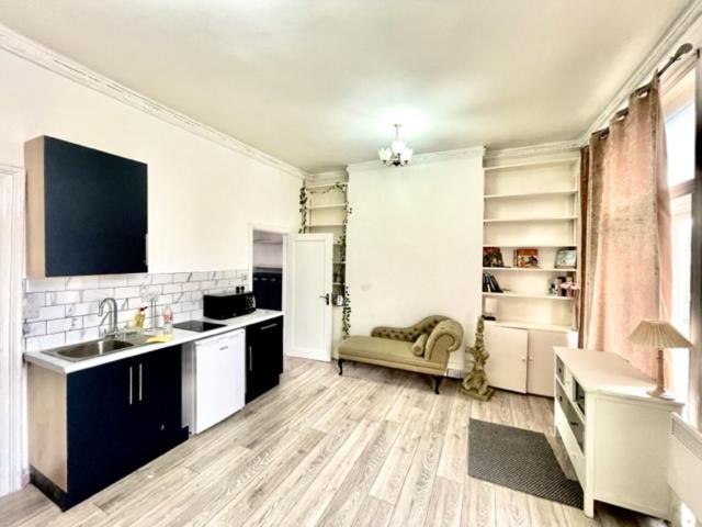 London Budget Bliss, London W12, white city, shepherd's bush market - Resim 5