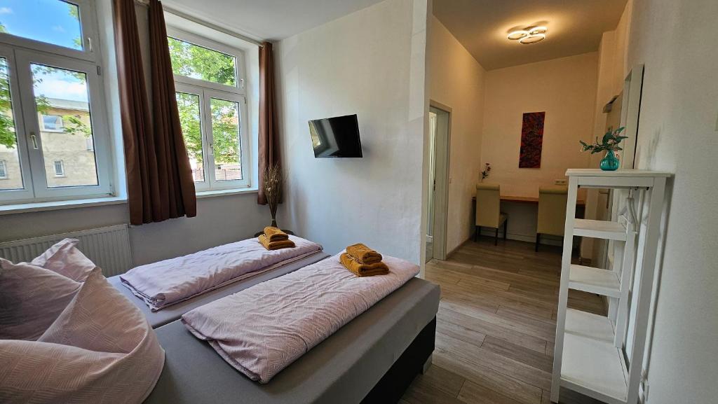 Postel nebo postele na pokoji v ubytování Zum Obstler - Gaststätte und Pension