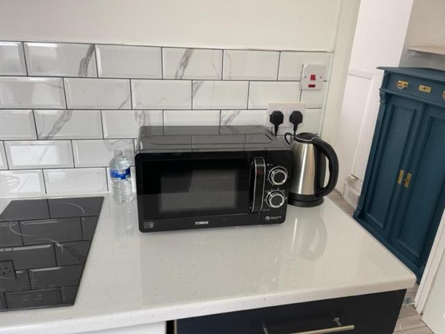 London Budget Bliss, London W12, white city, shepherd's bush market - Resim 15