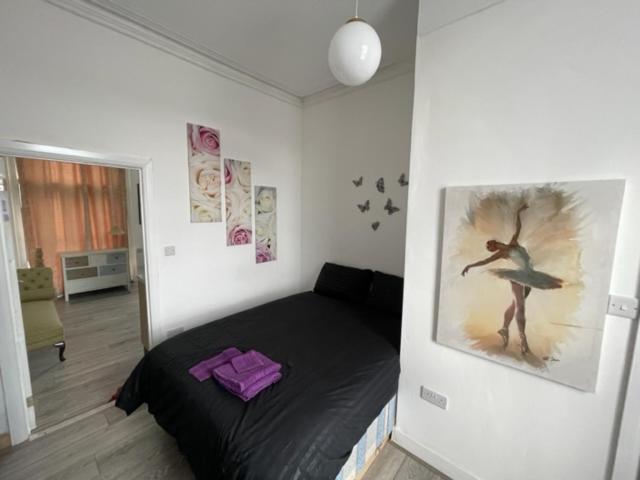 London Budget Bliss, London W12, white city, shepherd's bush market - Resim 4