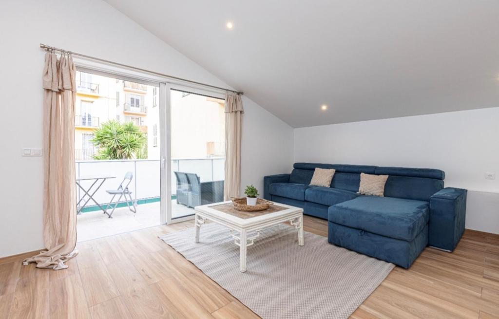 un salon avec un canapé bleu et une table dans l'établissement Studio cozy avec terrasse n12, à Nice