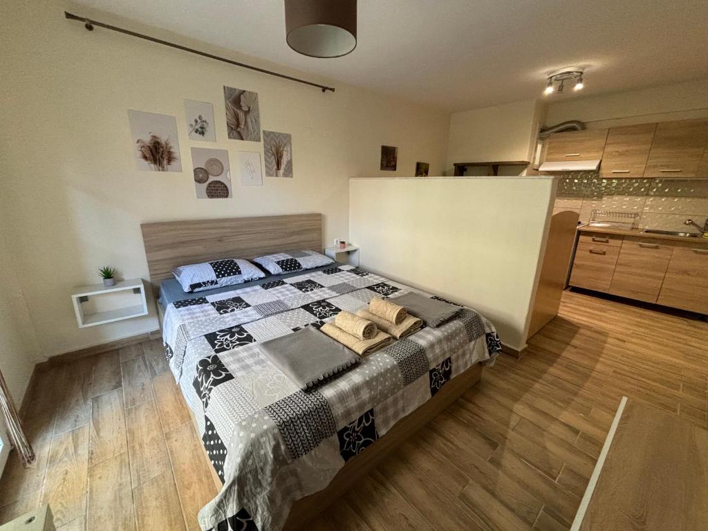 ein Schlafzimmer mit einem Bett in der Mitte eines Zimmers in der Unterkunft Sophia's Home near the sea - Olivia Studios in Agía Triás