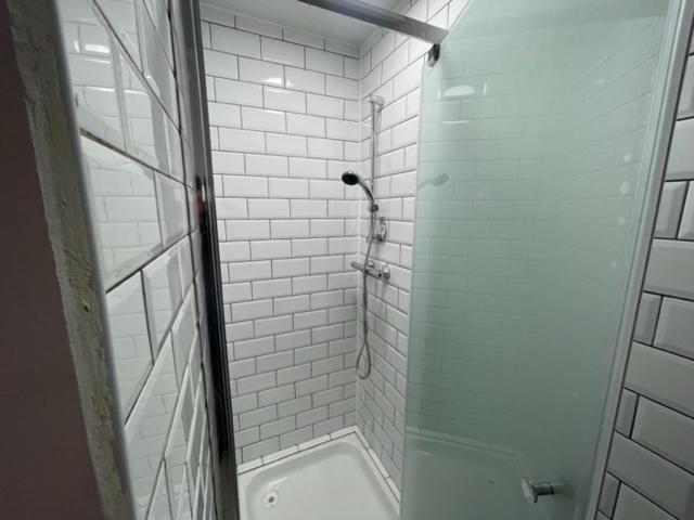 London Budget Bliss, London W12, white city, shepherd's bush market - Resim 34