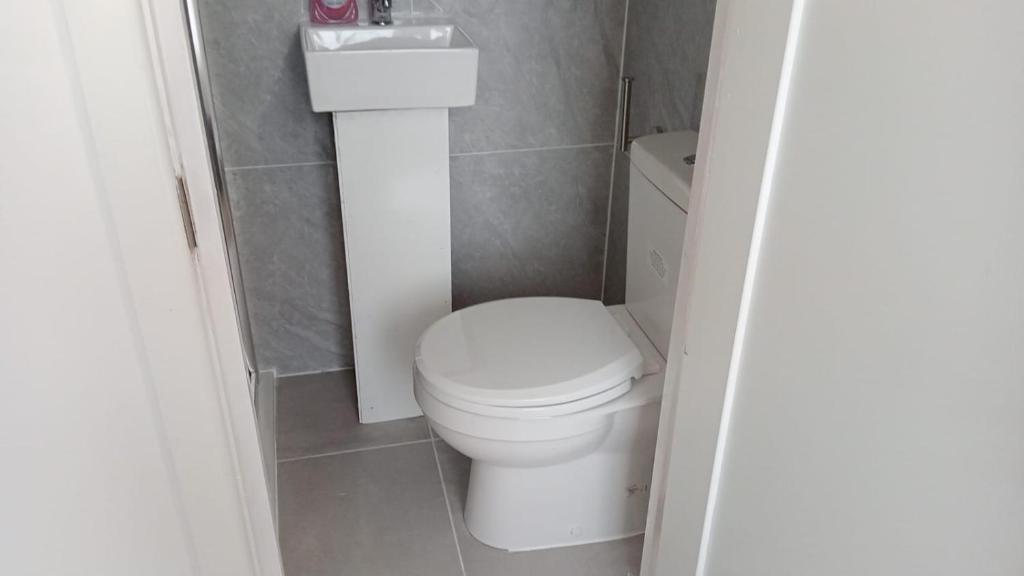 London Budget Bliss, London W12, white city, shepherd's bush market - Resim 36