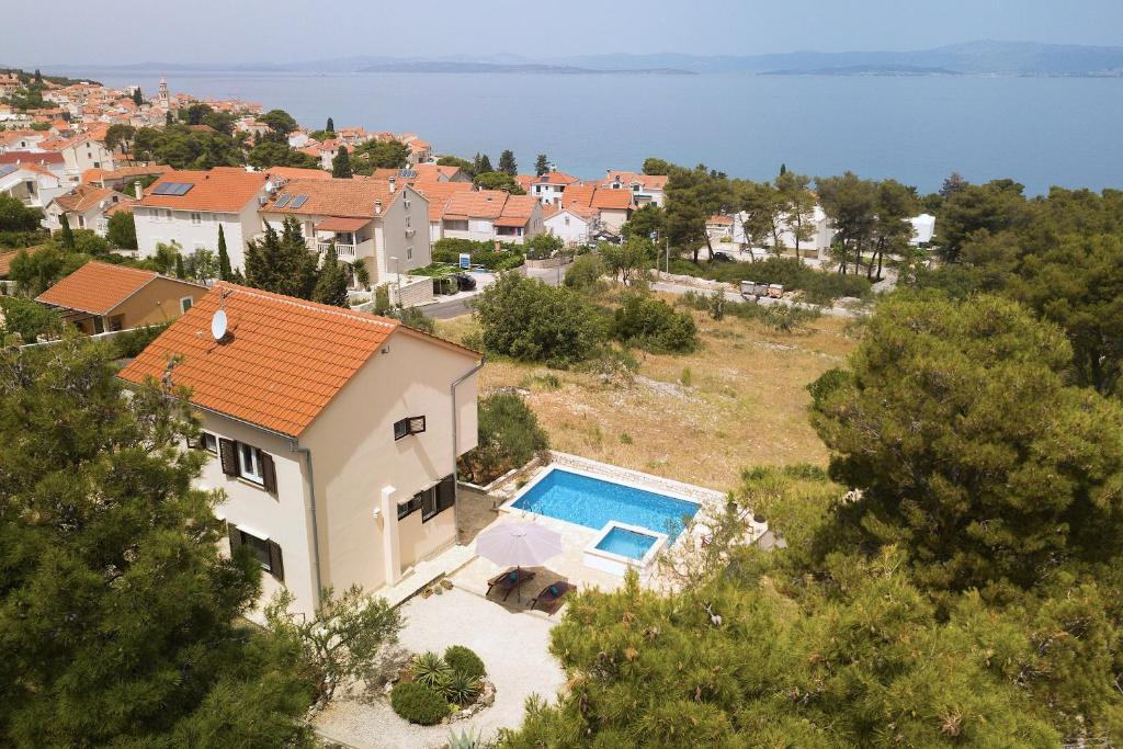 una vista aérea de una casa con piscina en Holiday Home Tanja en Sutivan