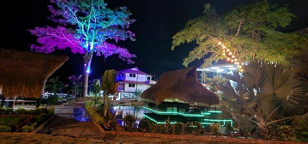 un resort illuminato di notte con luci di Malokas Resort - Socorro - San Gil a Socorro